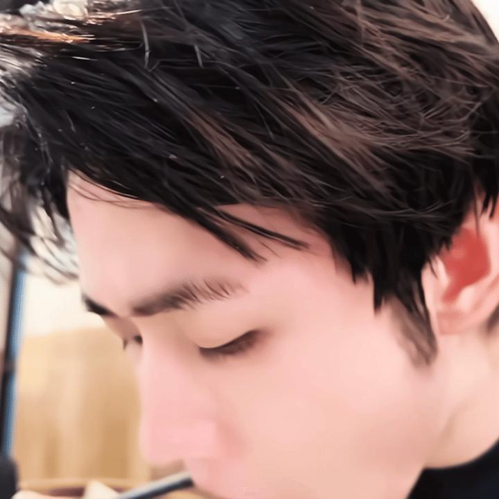 我真服了未免有点太帅了、这个鼻子额额啊啊啊🥵吃个饭眼神也好内个因为知道是给瑞猫