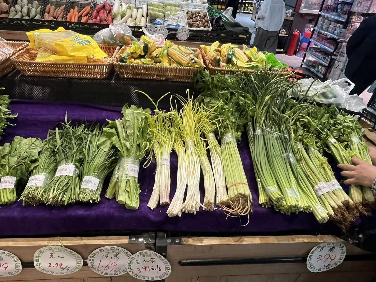 今日菜价:辣椒🌶3.5元、胡萝卜🥕0.99元、西红柿🍅2.5元、黄瓜🥒1