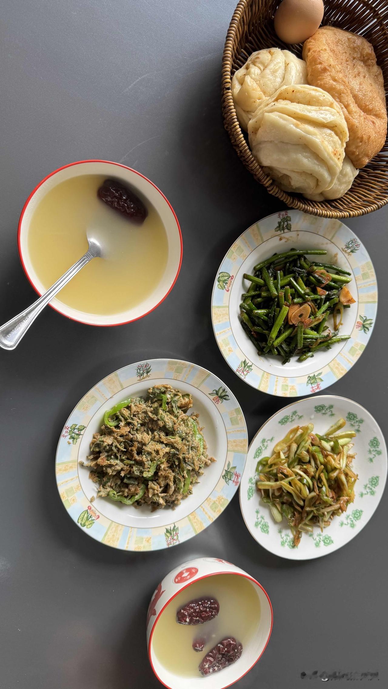 我现在觉得小日子过得挺滋润。
每天山西小饭吃着，小米粥喝着，馒头花卷吃着，还真美