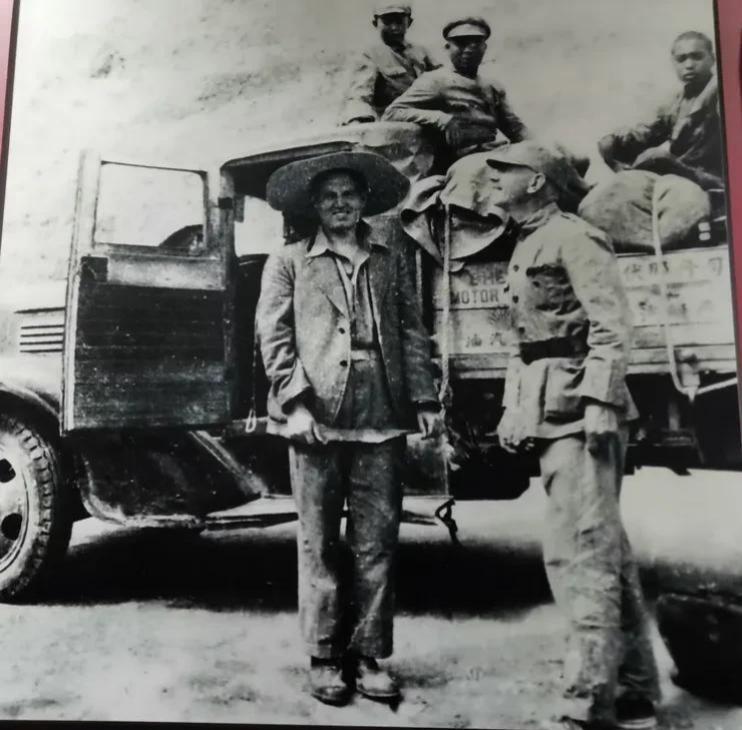 1938年2月22日，白求恩大夫跟他的医疗队从武汉出发，沿平汉路到郑州，转陇海路