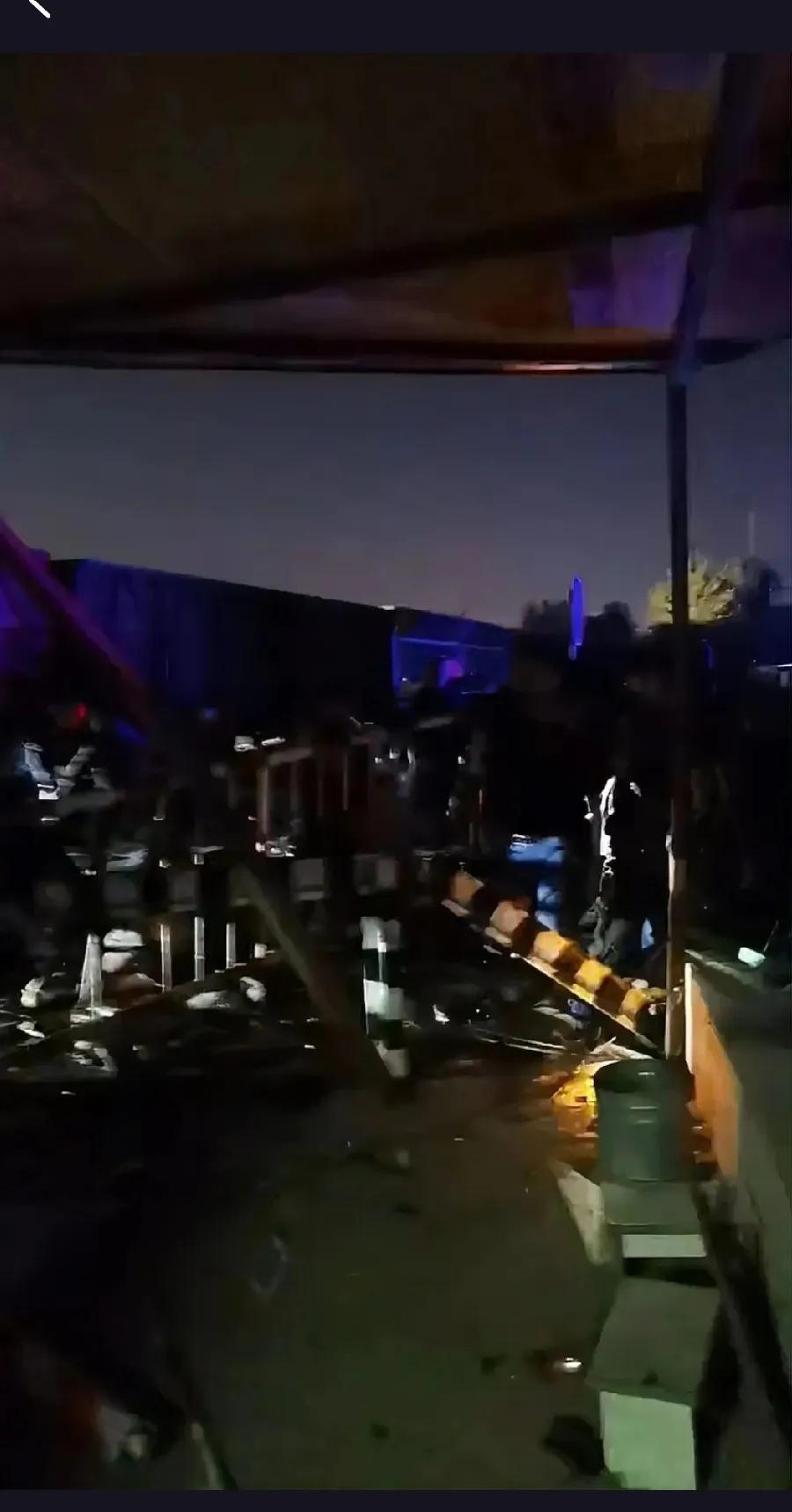 辽宁葫芦岛突发铁路惨剧！一辆小车与呼啸而来的火车迎面相撞，现场满地狼藉，伤亡惨重