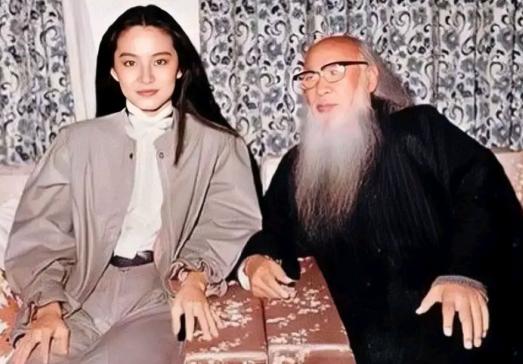 1983 年，导演徐克想求张大千墨宝，带着厚礼去拜访，谁知 84 岁的张大千已封