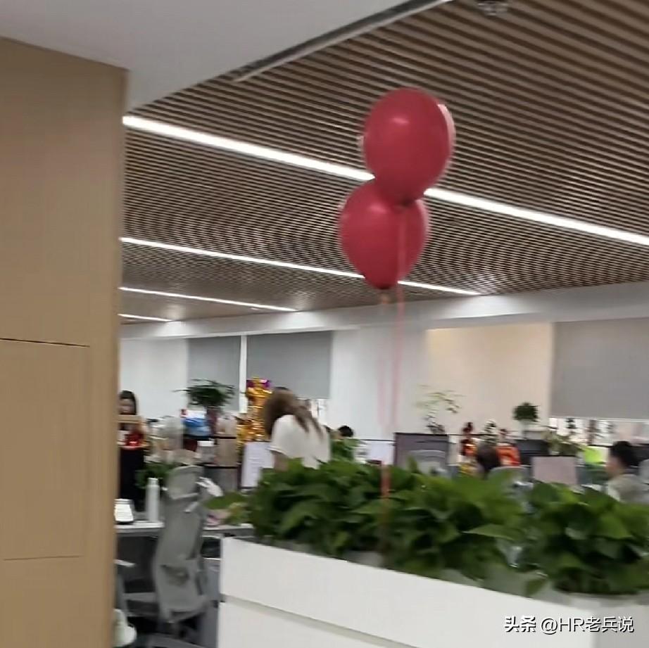 行政经理要打印100份会务手册，可是新招的前台不太会用打印机双面打印，结果导致几