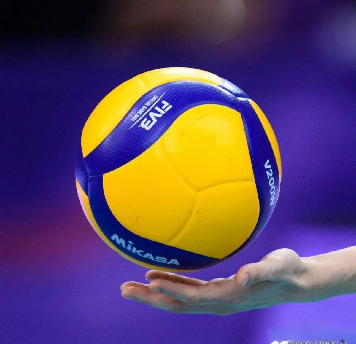 你绝对想不到！
当年叱咤风云的省队冠军教头，现在正安静地坐在场边，为一位年轻的女