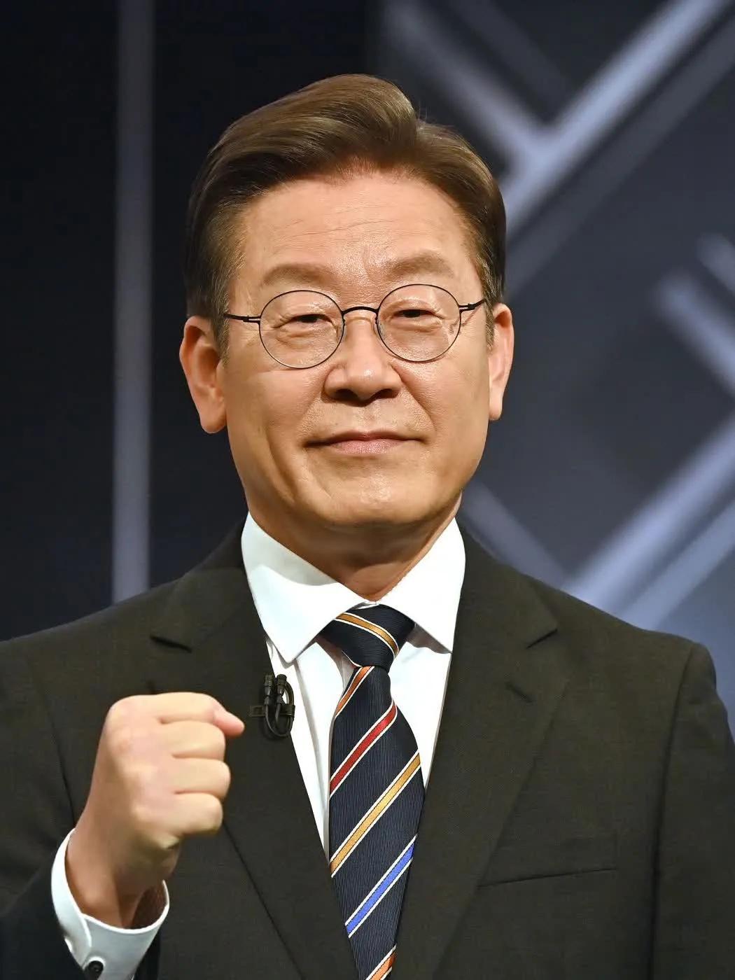 李在明赢了，赢得彻彻底底，17场全胜，以高达85.4%的该党历史最高选票再任在野