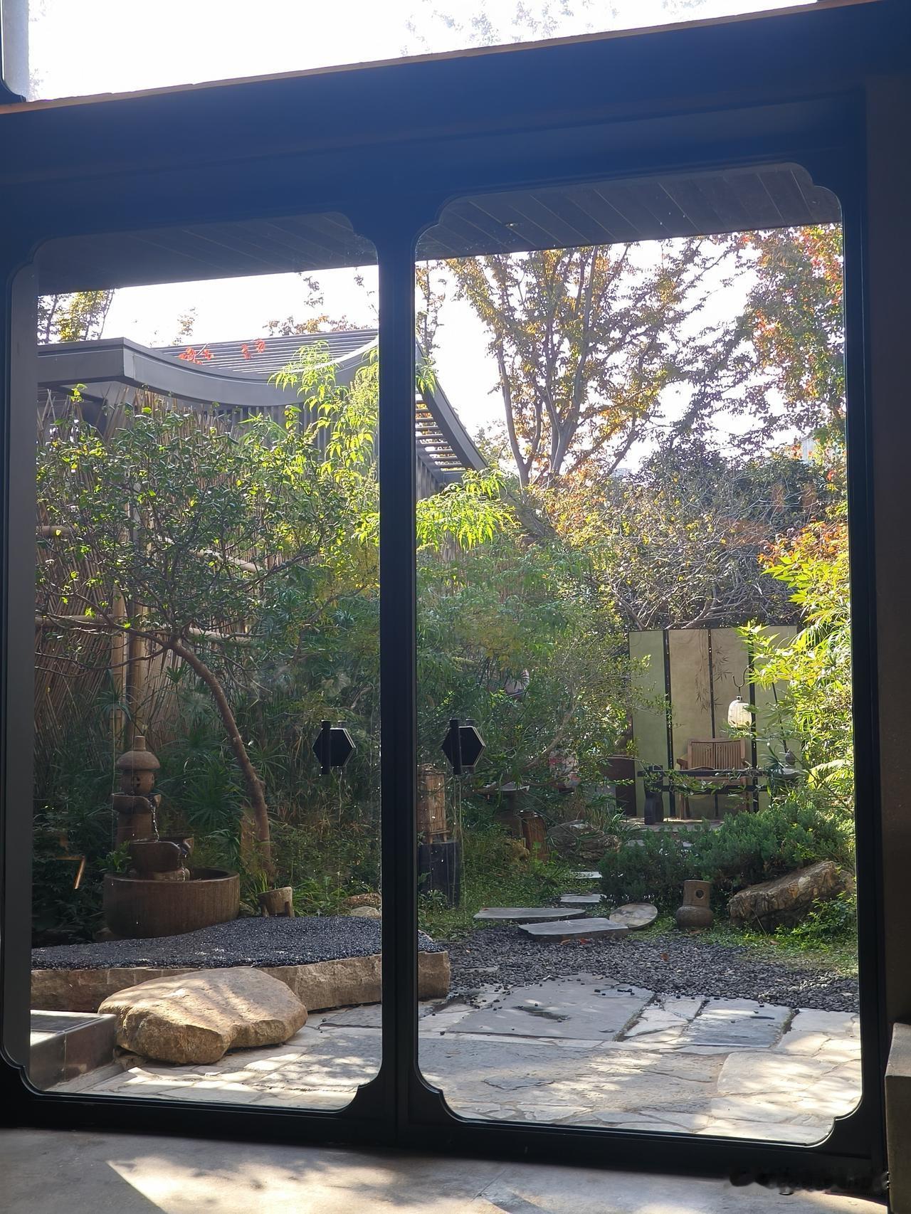 上海楼市中，买房一直有中产的概念，资金上的中产和板块中的中产。
资金上的中产就意