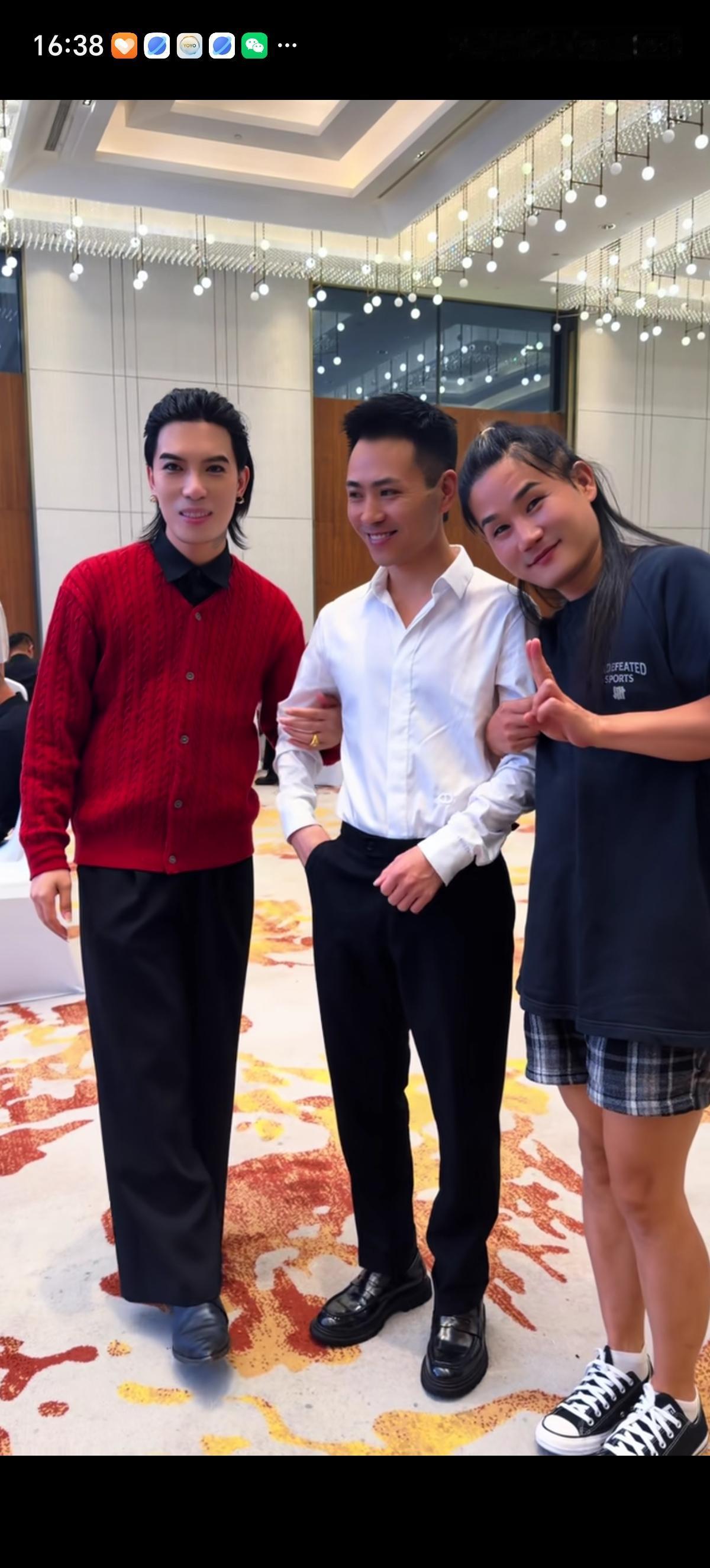李师师跟一枝梅和索图告别了，他要回湘西老家了。李师师恋恋不舍的挽着索图的手臂并靠