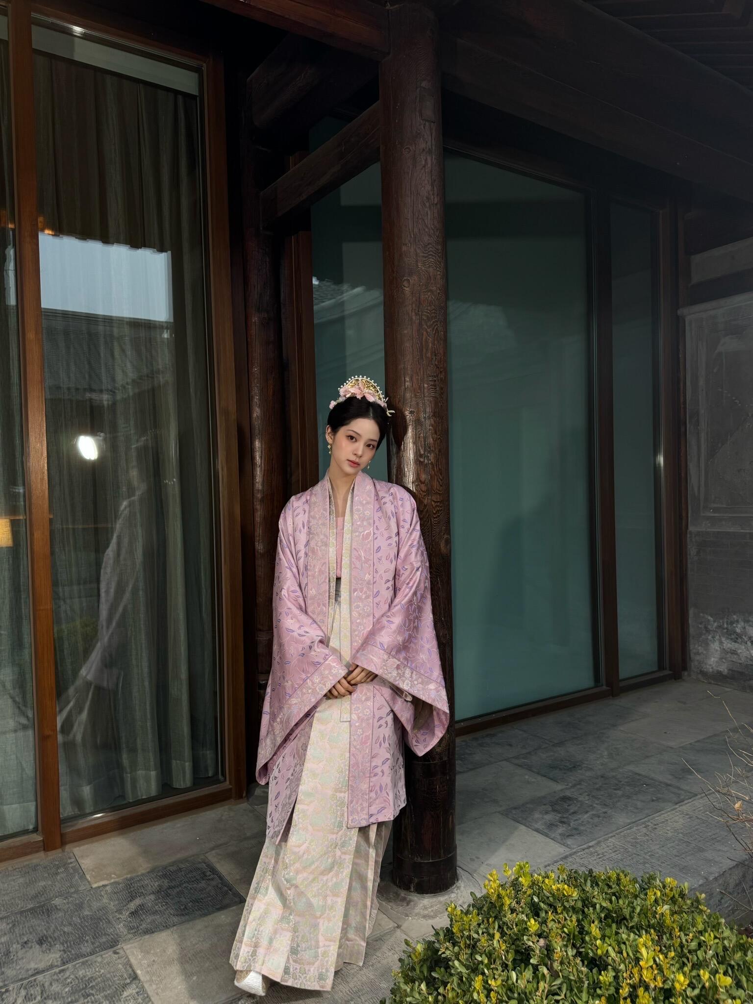 是谁被欧阳娜娜的古装美到了？是我！欧阳娜娜古装 粉调妆造温柔不甜腻，少女感和古典