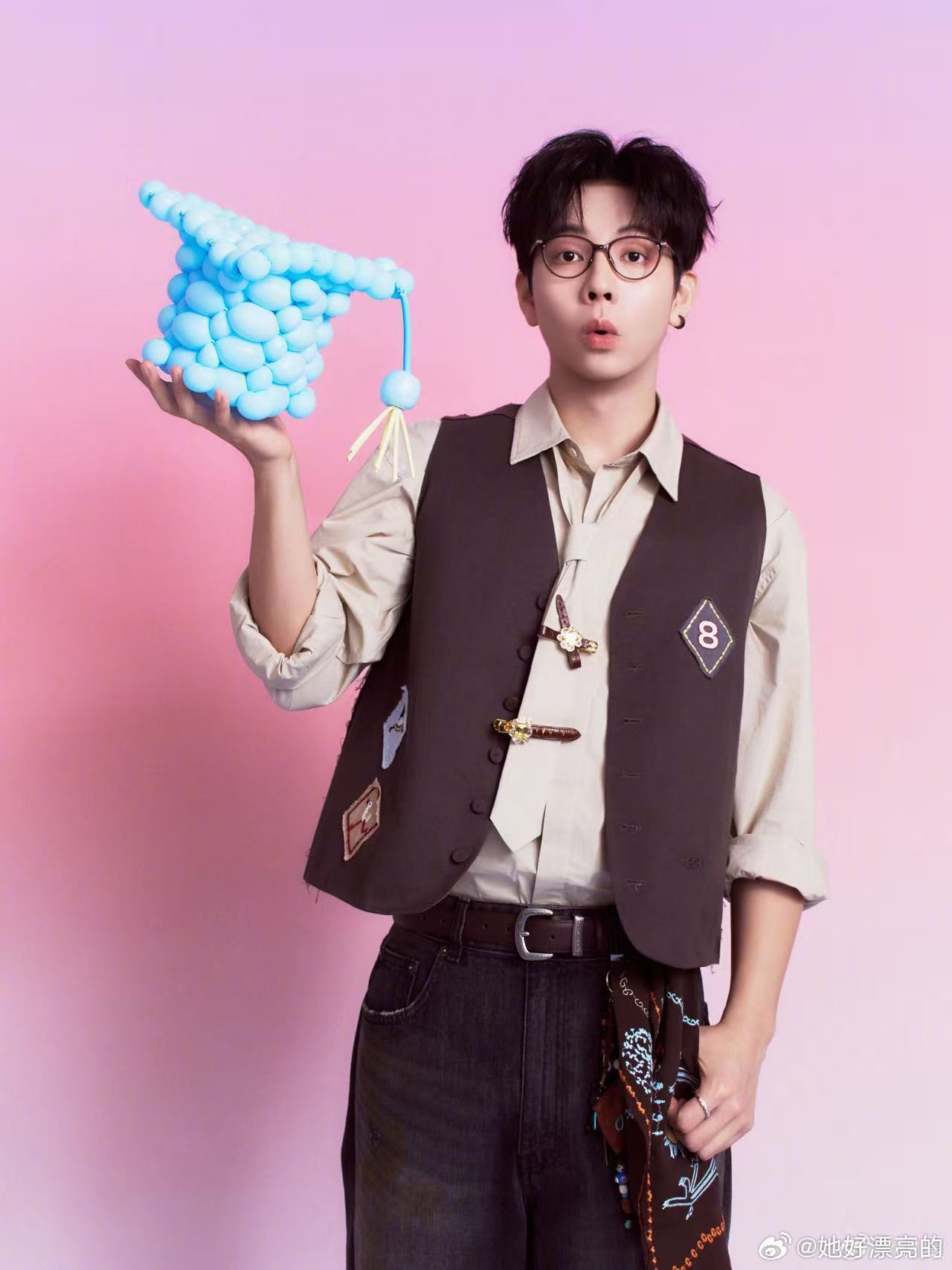 胡夏雨中完成演出 见过不少遇雨临时取消的活动，胡夏这场完整雨中表演格外难得，他还