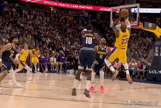 今天的湖人的超级巨星詹姆斯真的太“秀”了，在第二节比赛中，詹姆斯在面对掘金队二名