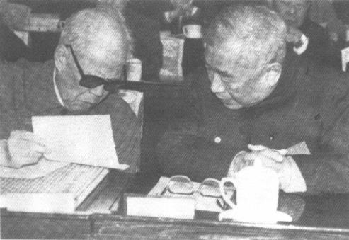 1988年11月9日，周谷城(左)和卢嘉锡在农工民主党第十次全国代表大会开幕式主