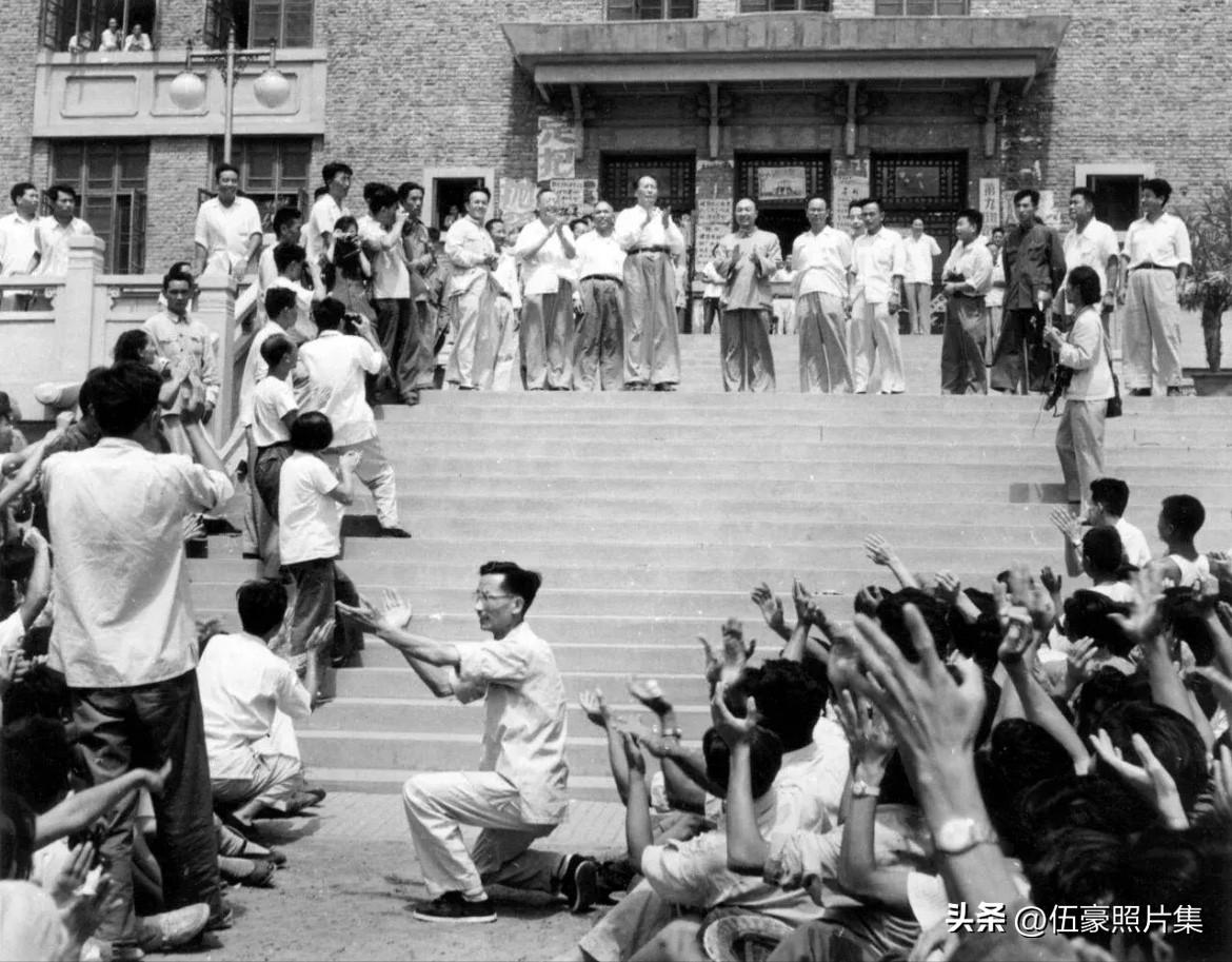 1958年8月13日，毛泽东主席在天津大学视察时，与师生们亲切互动、笑语欢声的经