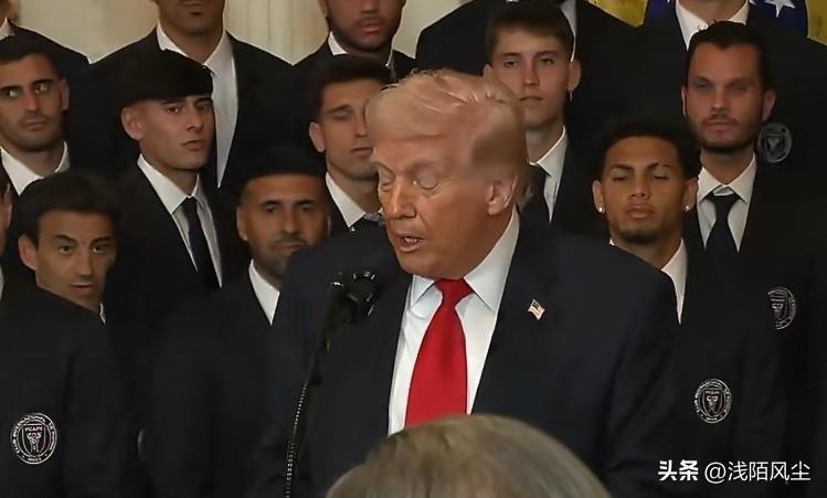 特朗普在最新表态中声称伊朗“很强硬，想打仗”，但又打电话问“怎么谈”。

他直接