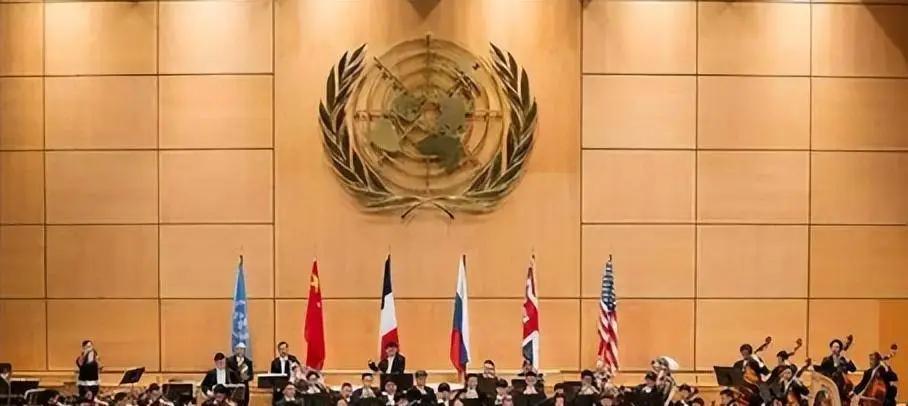 世界处在洗牌过程，最终会把世界势力重新分配，有的国家坐上餐桌，有的国家成了桌上盘