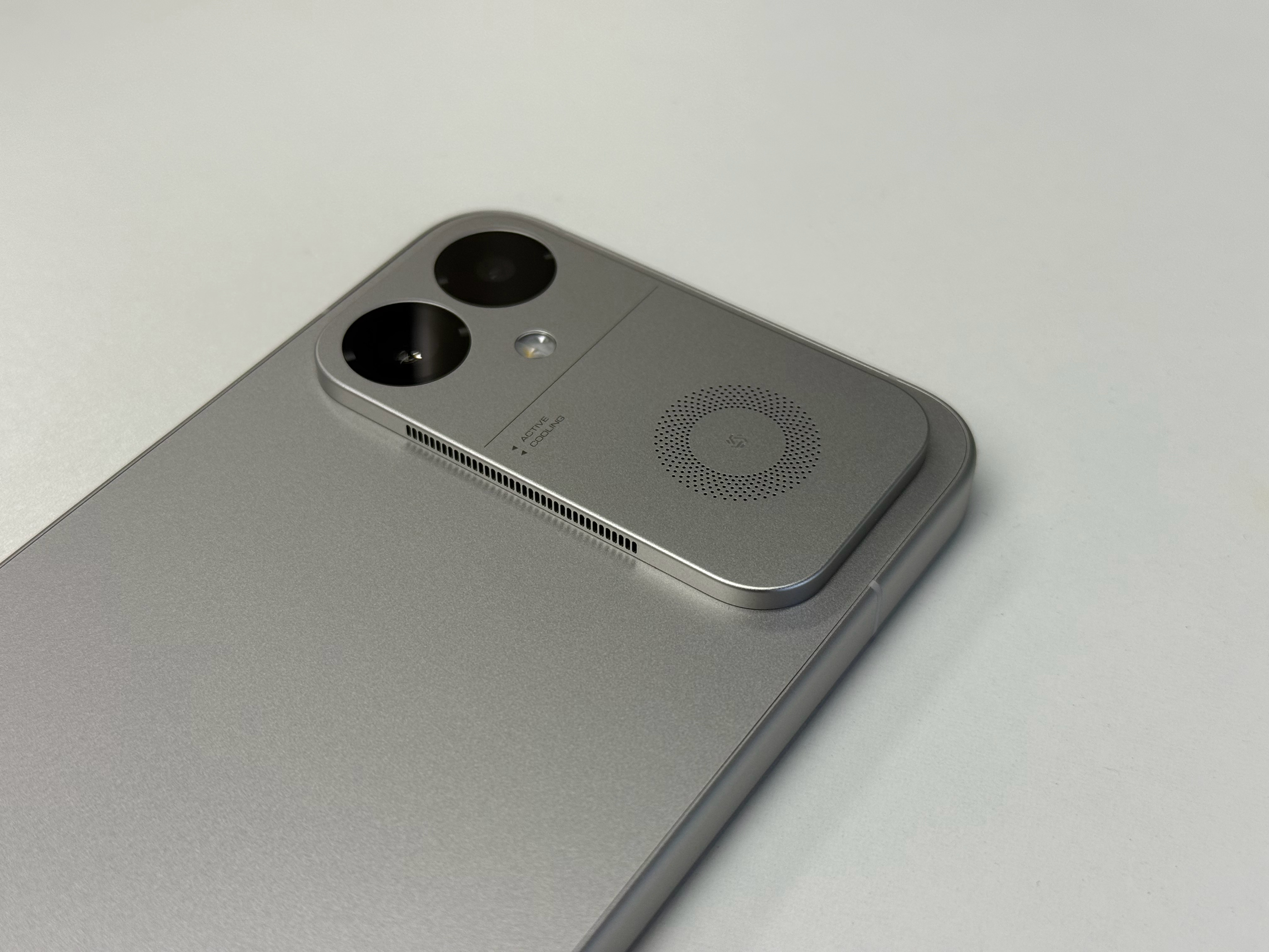 用REDMI K90至尊版打游戏是真的爽，超大尺寸风扇，直立进风。这下如果自己操