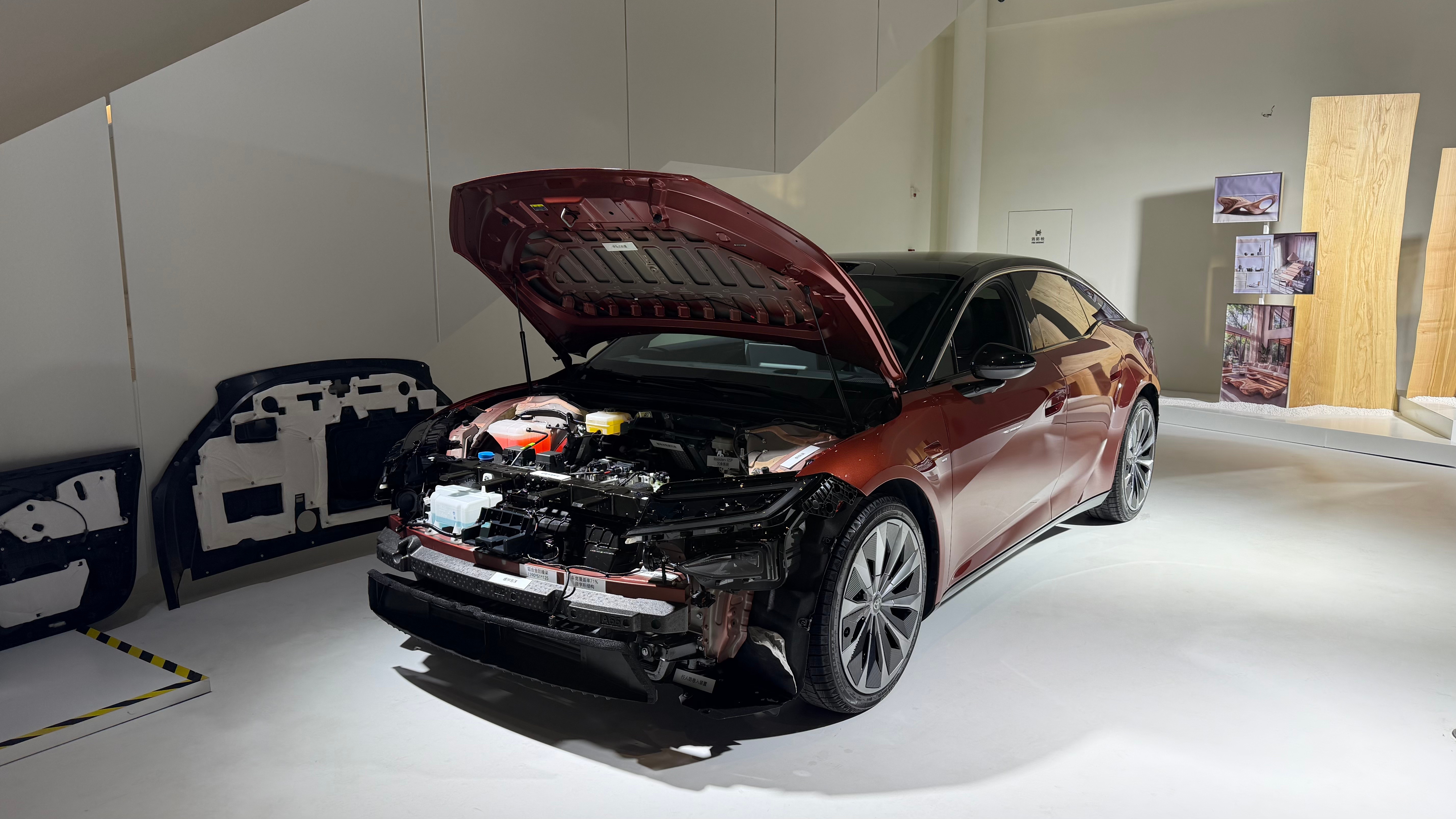 很难相信这是一台丰田车，鸿蒙座舱、华为Drive电驱、Momenta…做工依旧很