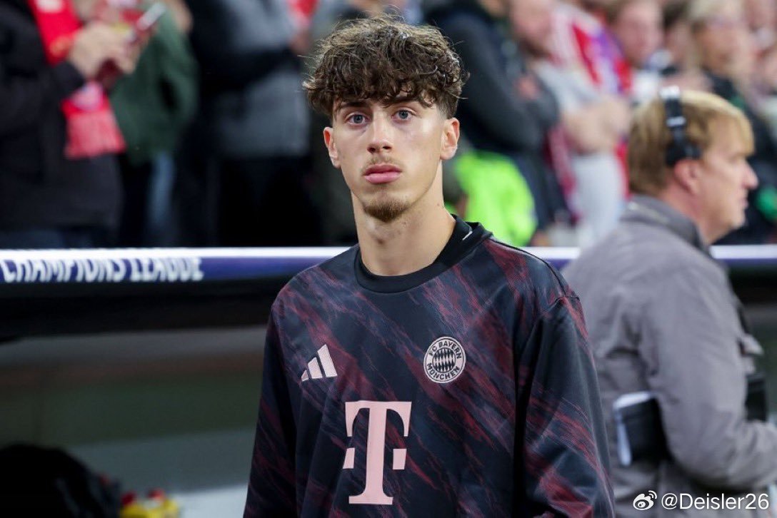 🚨［Kerry Hau］：拜仁與戴博爾簽下的是一份長期合約。戴博爾已經跟隨一線