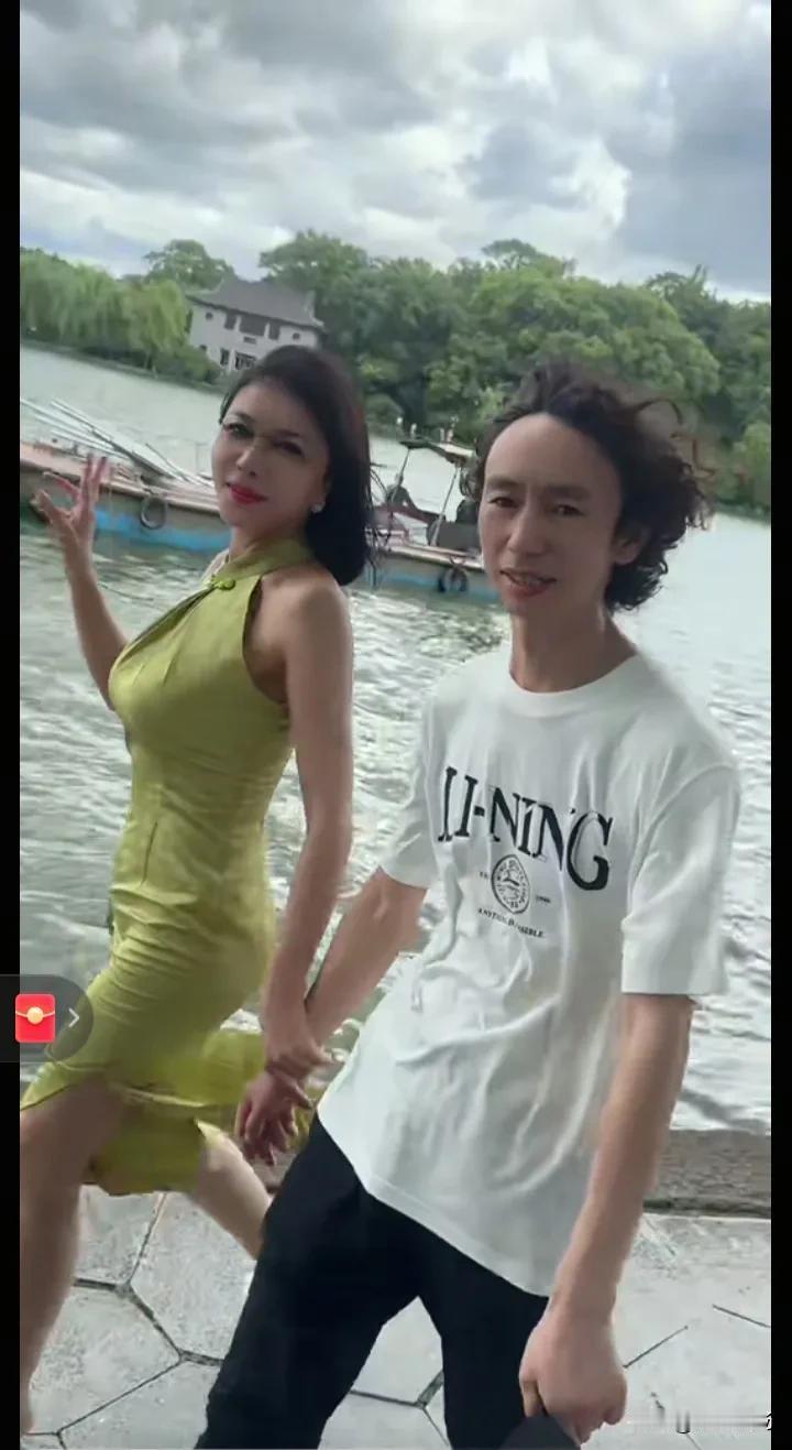 很多人说龚玥菲是为了流量傍上庞麦郎？言过其实了。其实龚玥菲名气比庞麦郎大，这是事