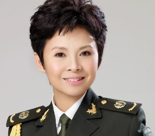 1980年，一个男人把 董文华 约到一个无人的地方，对她表白心意，没想到，董文华