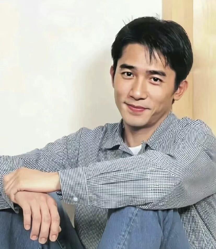 “眉目含情”桃花眼男星，只服这7位，个个眼神拉丝，看狗都深情

第一位：梁朝伟 