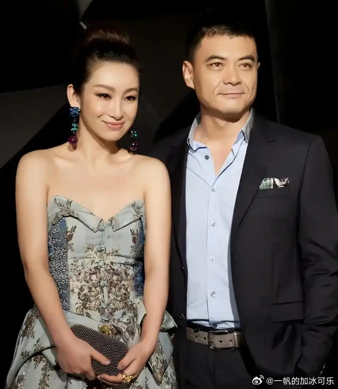 演员秦海璐说：“当年，我费尽心思把王新军追到手之后，突然有一天他告诉我，亲爱的，