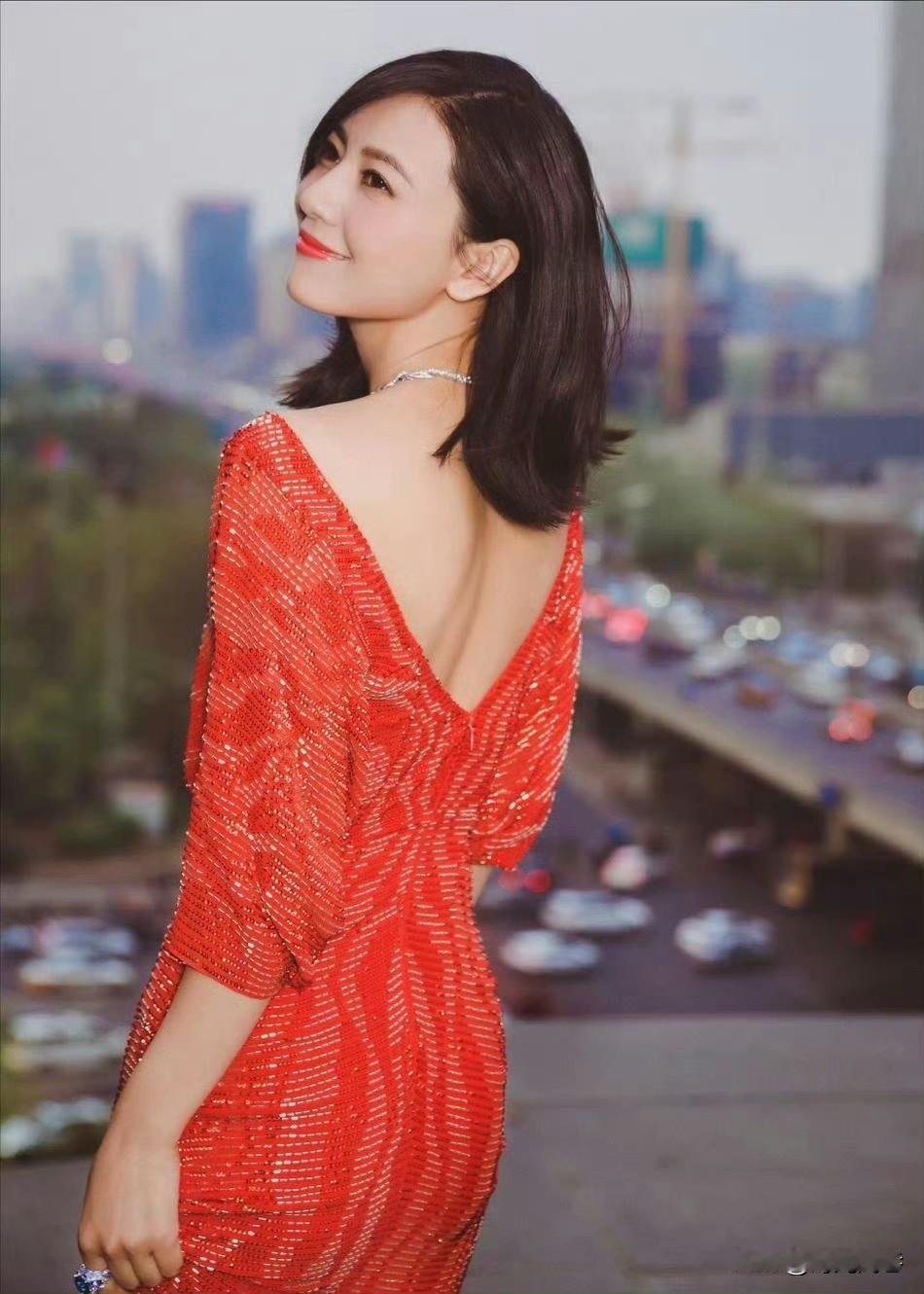 高圆圆红色漏背长裙少女感满满！耀眼夺目的美令人赏心悦目！