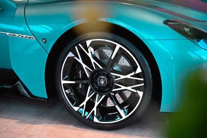 玛莎拉蒂  MCPura 于国内惊艳亮相啦！此次登场的是敞篷版本的实车。它配备了