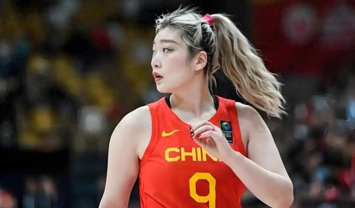 再说李梦~
中国女篮正式比赛和拉练阶段，人们一直对李梦念念不忘，这个可以理解。李