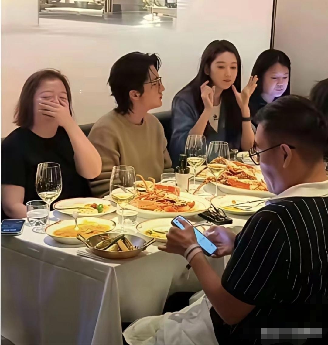 王玉雯和张新成还有他的父母一起聚餐 