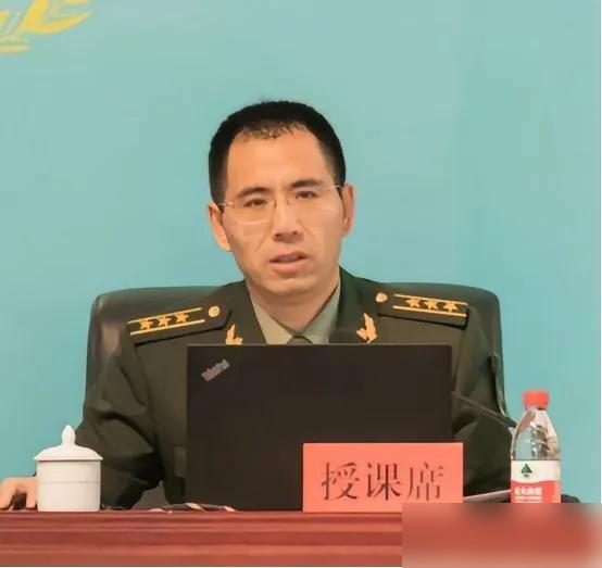 内蒙古一位独身农民收养了一个两个月大的男婴，含辛茹苦将他抚养成人。

这事儿真的
