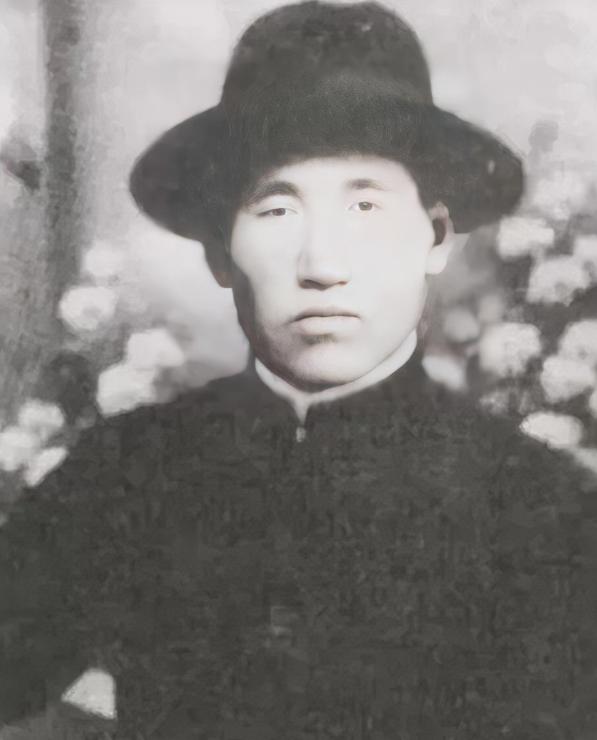 1944年，杜希刚正躺在炕上睡觉，就听到外面的狗叫得有些反常，他顺手摸出藏在枕头