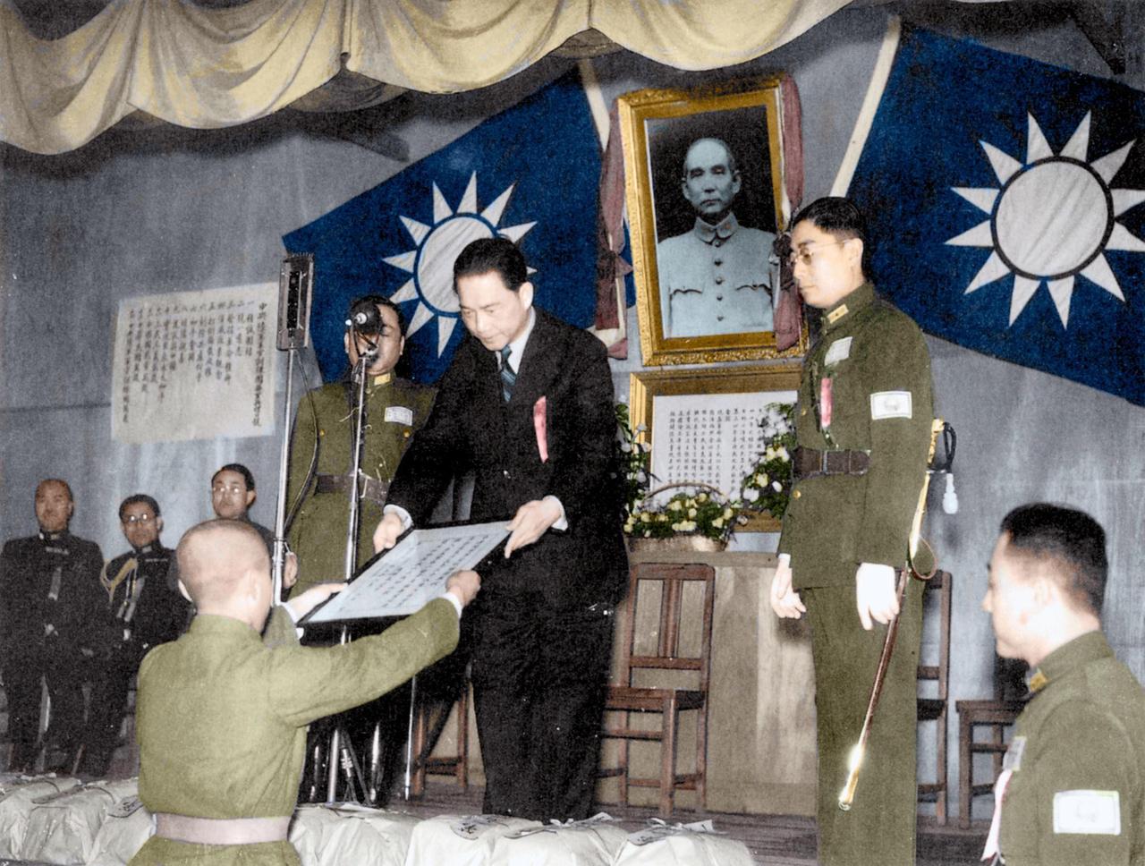 1940年4月，南京那场闹剧般的“还都大典”后，这张照片记下丑态。台上，汪精卫穿