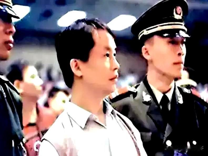 拿了十亿现金就觉得自己是“王”了？张子强这事儿办得，属实是没见过世面。
揣着巨款