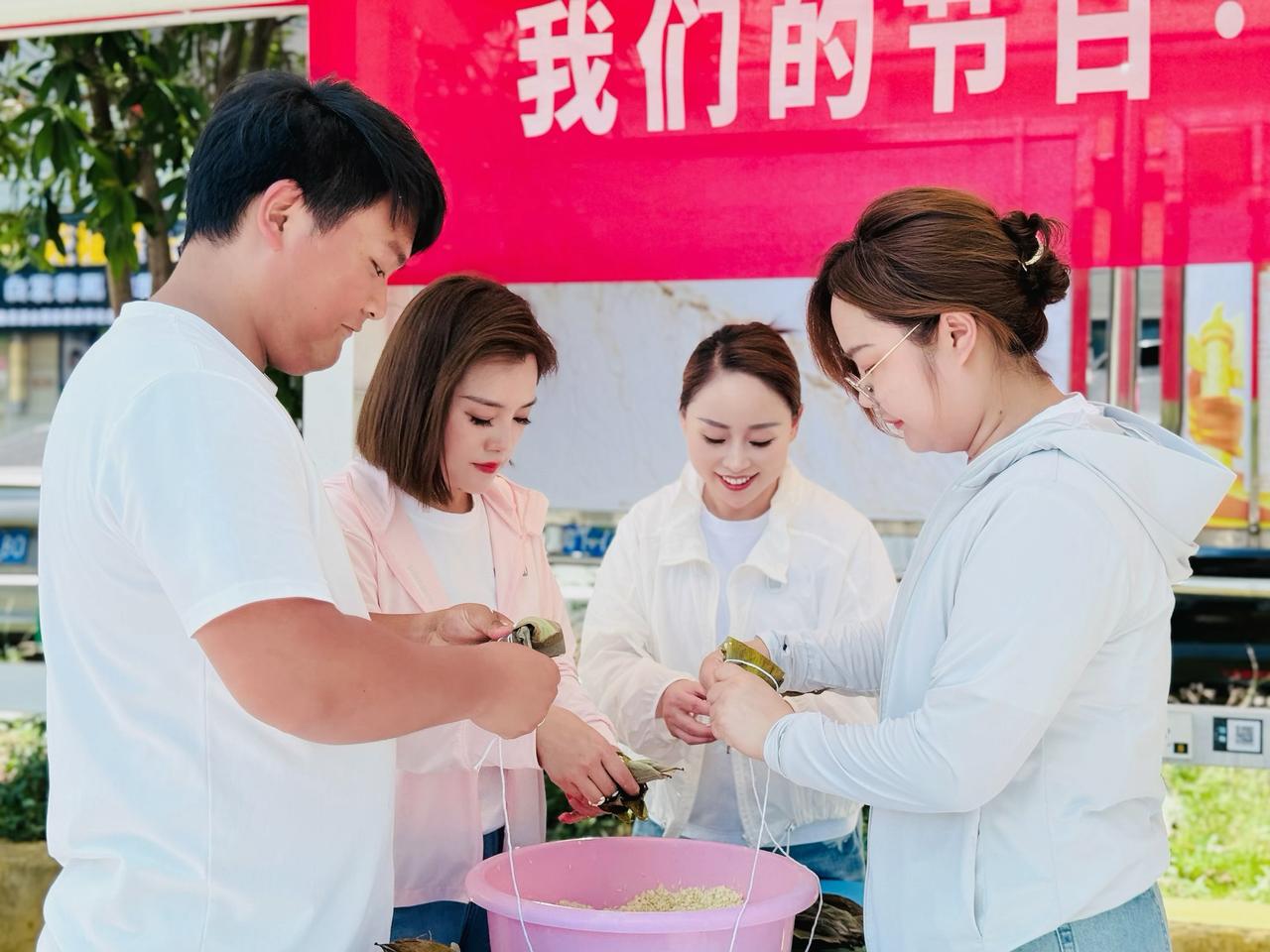 粽叶飘香系邻里，温情满溢迎端午
——怀化碧桂园物业与府前社区共办端午包粽子活动