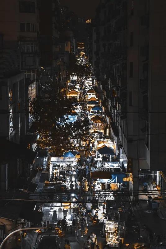 我家附近新开了个夜市，我去逛了逛。
里面摆摊的人特别多，涵盖了各种吃喝品类。
