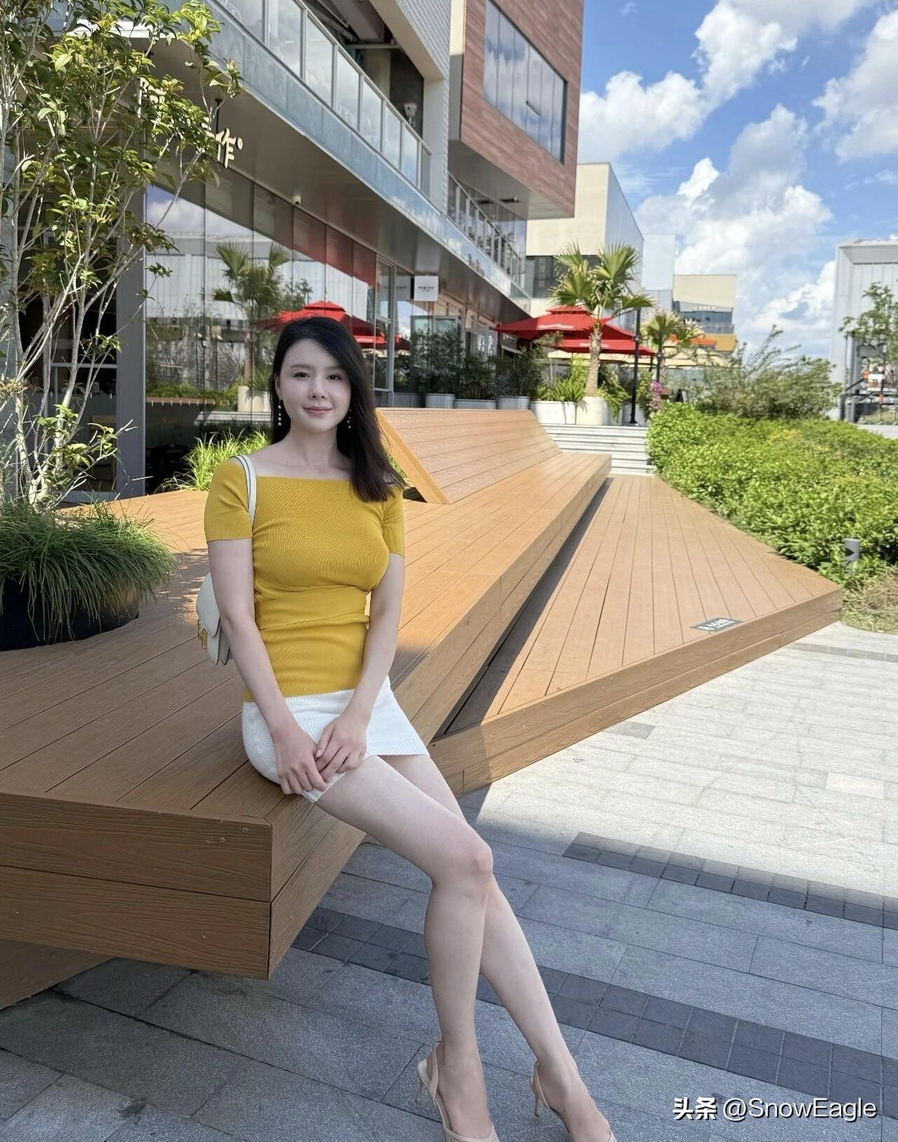 黄衣美人倚门立，绿树掩映入画来。