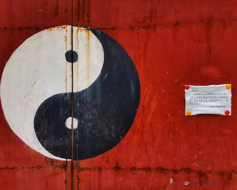 《在精神港湾与实干作为之间寻找平衡——读〈当代玄学：在上班和上进之间选择上香〉有