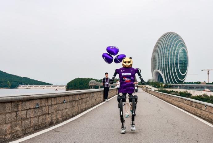 【马拉松赛机器兔会取代配速员吗】 机器兔距离完美上路还有多远 近年来，国内多项马