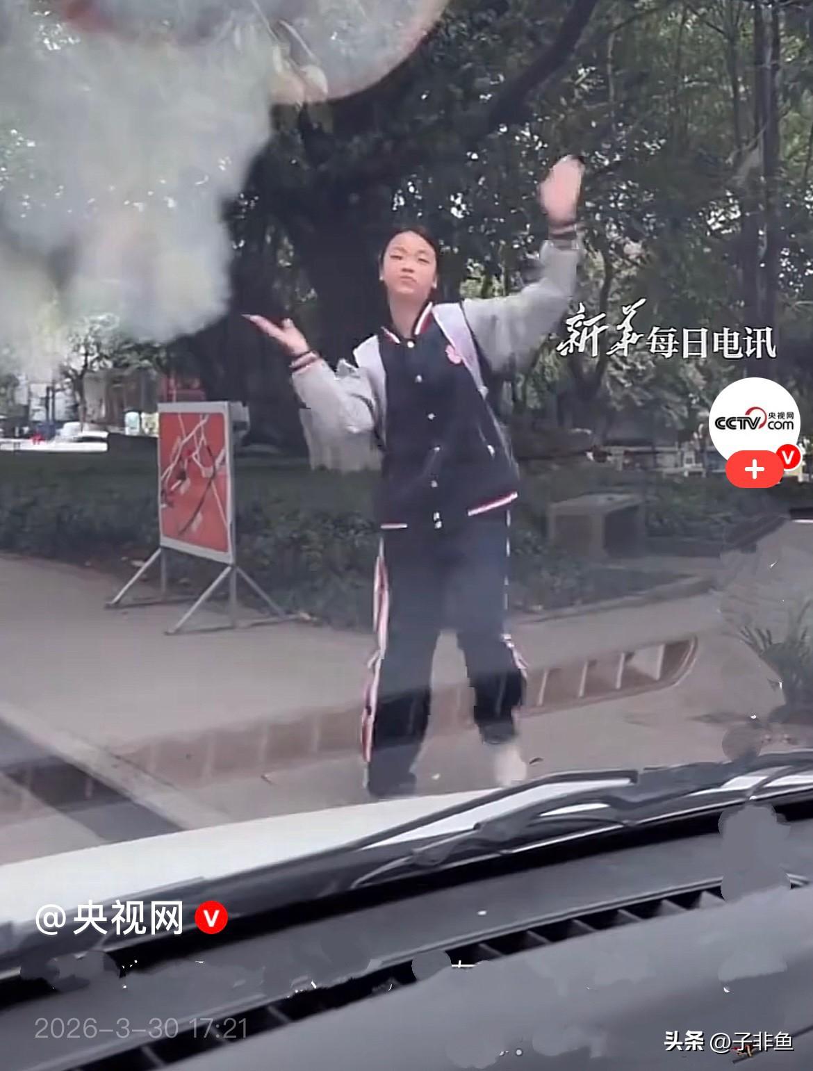 近日，四川一初中生女孩放学路上，没有丝毫拘谨，就在路边即兴地跳起了舞，步伐轻快，