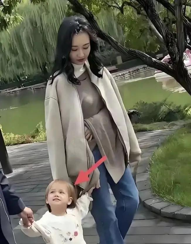 王鸥选独自养育，不是突发奇想，也不是单纯"为爱发电后被丢下"的悲情版——而是一个