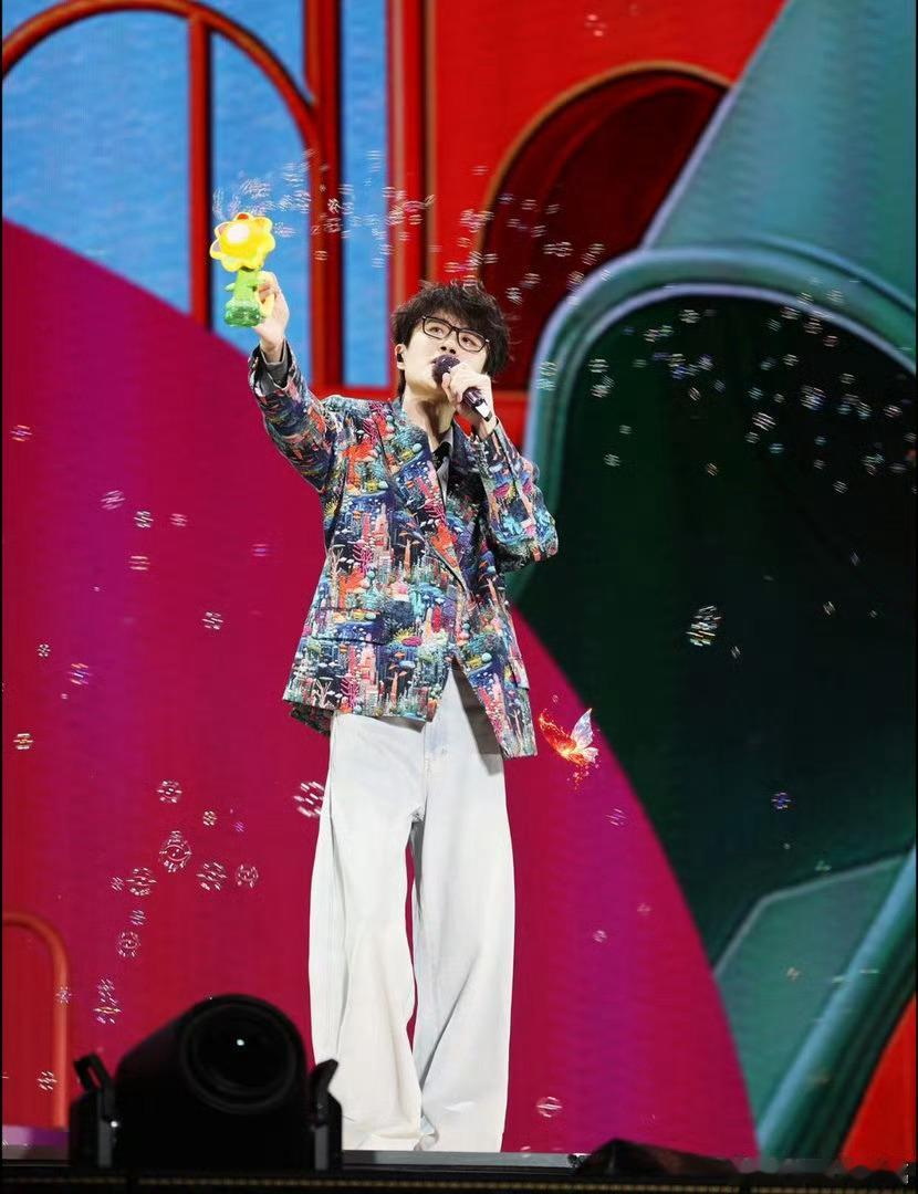 许嵩演唱会有个老外全程跟唱🌐音乐打破语言壁垒，外国粉丝奔赴现场放声合唱，许嵩送