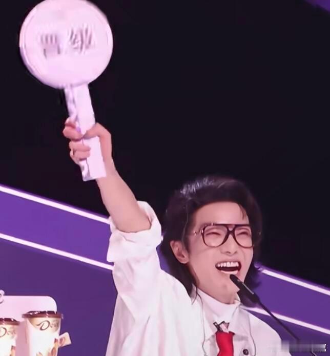 华晨宇让尚雯婕放老实点声鸣远扬直播被华晨宇在直播里的小幽默戳中了，和尚雯婕互动时