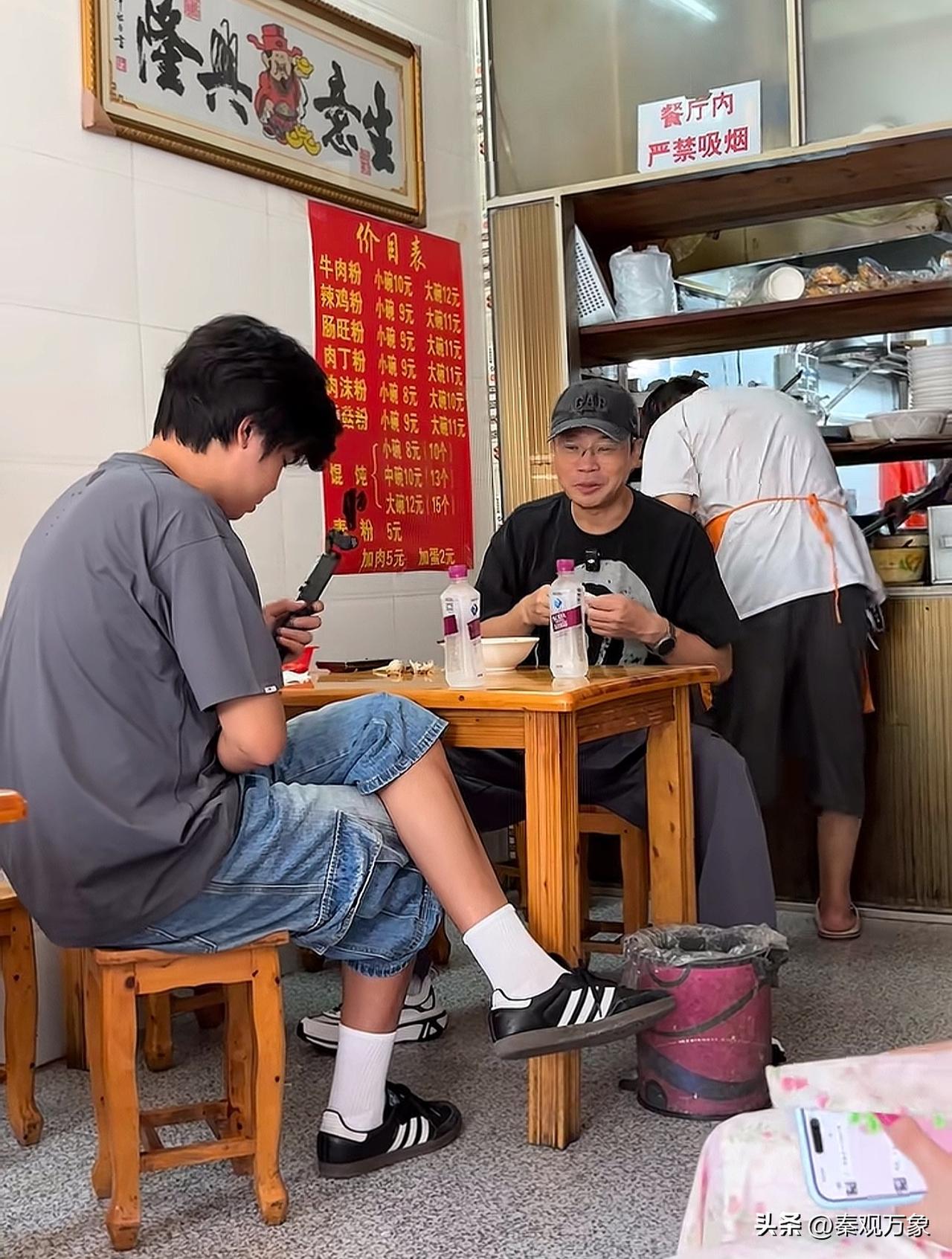 我好像遇到明星了，大家看看这是谁，在一个小县城的早餐店偶遇演员