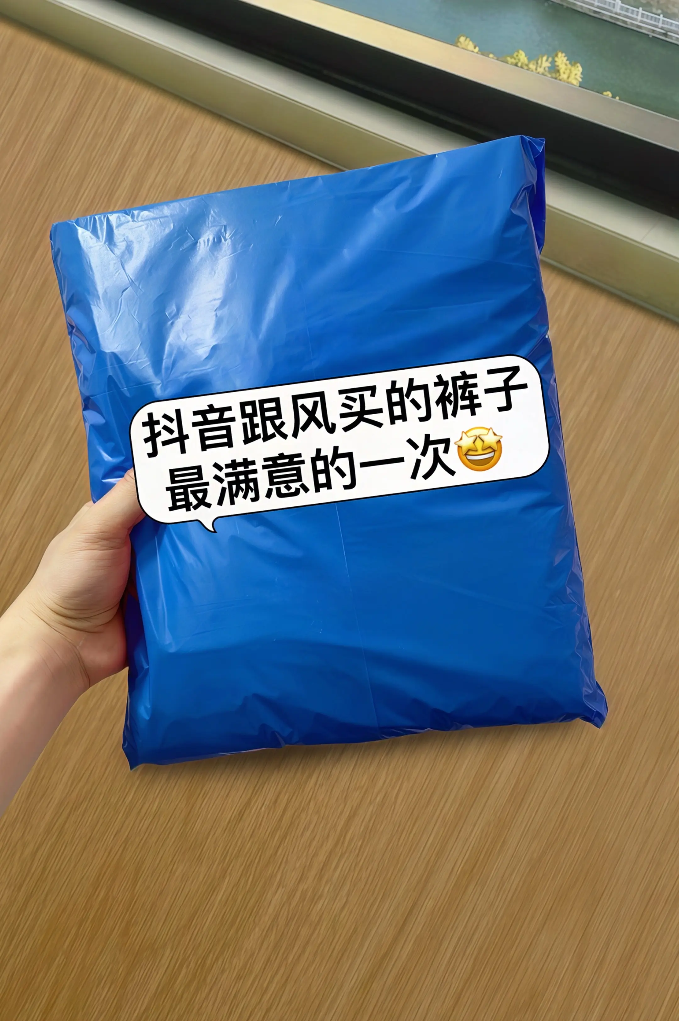 解锁夏日温柔穿搭！这款高腰九分休闲裤，以精致蕾丝拼接木耳边，柔美细节自...