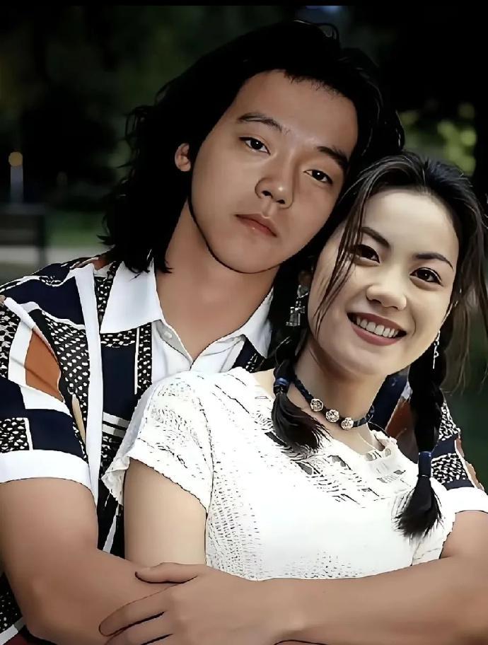 年轻时候的窦唯和王菲算的上金童玉女吧？
后来两人分道扬镳，王菲仍旧活跃在乐坛，窦