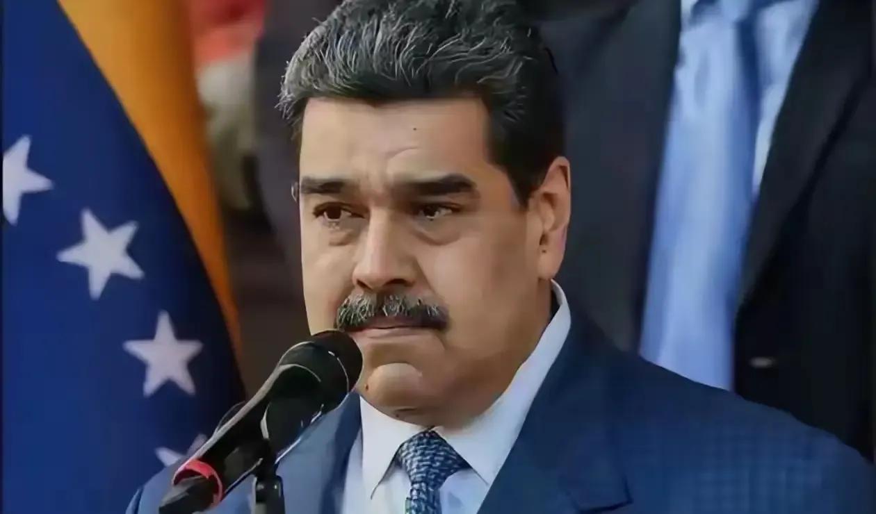 还认得出这是委瑞内拉总统马杜罗吗？自从被美国强行抓走后，一直被软禁在监狱，经历了