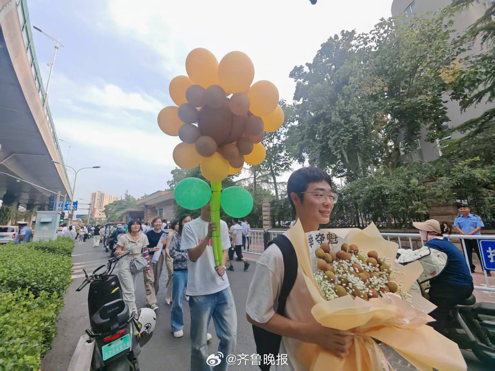 【#2米高气球向日葵成高考谢幕特别礼#】9日，随着化学考试结束，结束了今年高考全