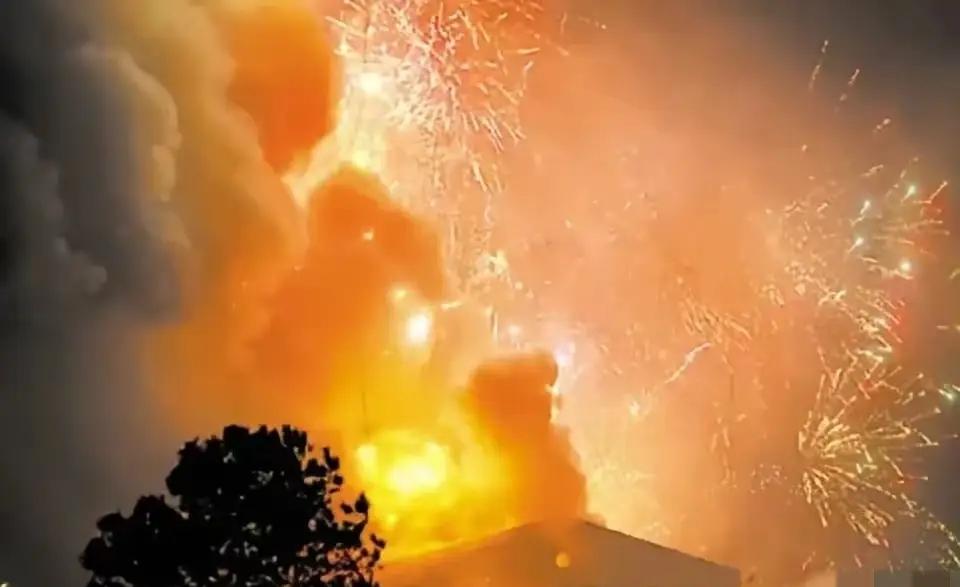 浏阳这起爆炸，
最让我担心的事出现了，
不是已经造成的伤亡，而是为什么这么危险的