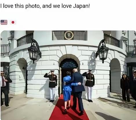 白宫美女发言人卡罗琳，发布了一张照片，特朗普和高市早苗互相搂着对方的腰，一起往白