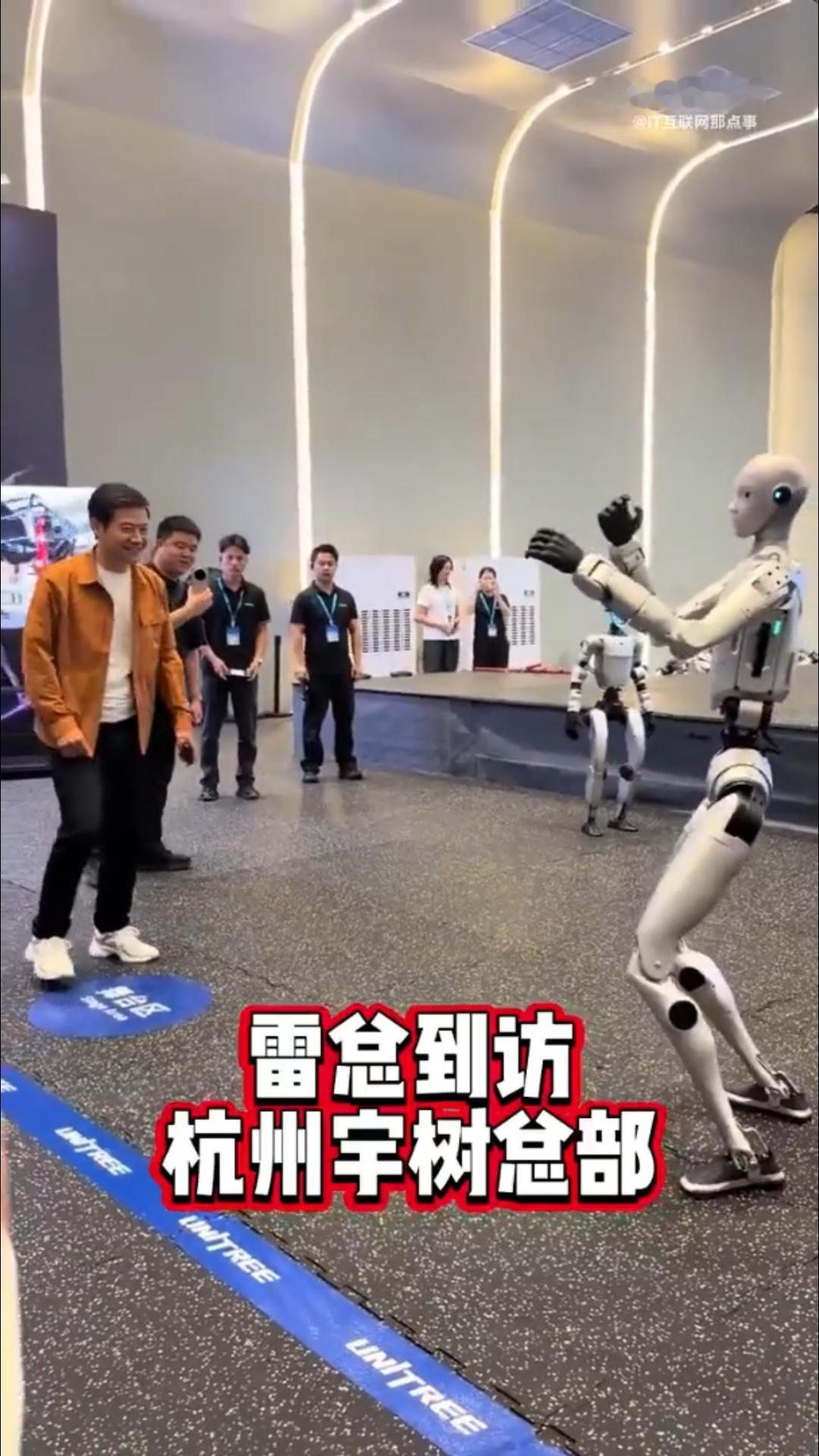 雷军到访宇树踹机器人雷老板踹机器人，笑死了[允悲][允悲][允悲] ​​​